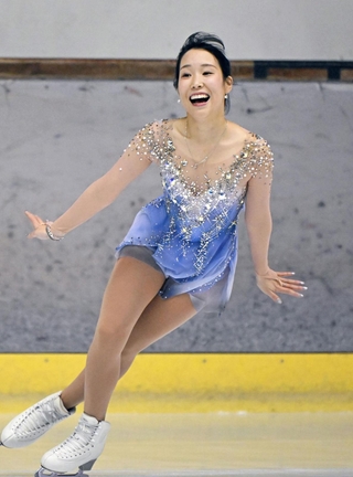 神戸カップのエキシビションで演技する三原舞依＝１４日午後、神戸市中央区港島中町６、ポートアイランドスポーツセンター（撮影・大田将之） 