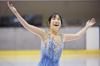 神戸カップのエキシビションで演技する三原舞依＝１４日午後、神戸市中央区港島中町６、ポートアイランドスポーツセンター（撮影・大田将之）