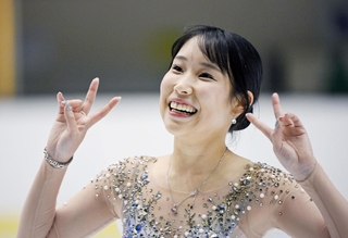 演技を終え、客席に向けてピースの三原舞依＝１４日午後、神戸市中央区港島中町６、ポートアイランドスポーツセンター（撮影・大田将之） 