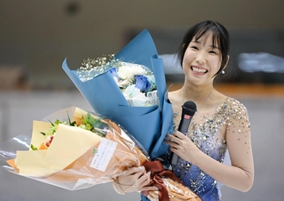 演技を終え、花束を手に客席へ感謝を伝える三原舞依＝１４日午後、神戸市中央区港島中町６、ポートアイランドスポーツセンター（撮影・大田将之） 