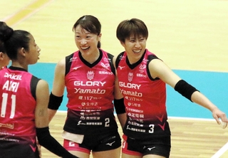 姫路－東レ滋賀　第２セット、得点を喜ぶ姫路の田中（３）と桜井（２）