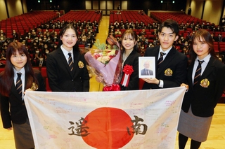 壮行会でスケート部の後輩たちから激励を受けた長森遥南（中央）＝西宮市の関学大