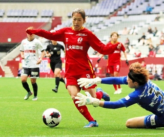 ＩＮＡＣ神戸－新潟　前半、相手ゴール前に迫るＩＮＡＣ神戸の成宮