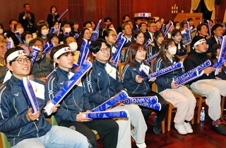 長森遥南に声援を送る関西学院大の後輩ら＝１５日午前、西宮市上ケ原一番町、関西学院大