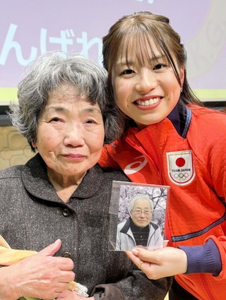 五輪前の壮行会で、大串雄史さんの写真を手に妻千代さん（左）と並ぶ長森遥南＝１月１６日、西宮市上ケ原一番町、関西学院大（撮影・山本哲志）