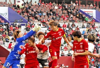 ＩＮＡＣ神戸－新潟　後半、ＩＮＡＣ神戸の三宅（５）が頭でゴールを狙うも外れる