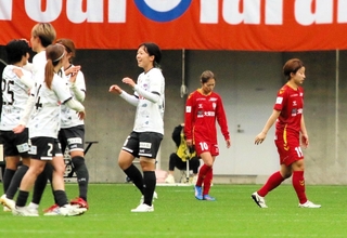 新潟に敗れて今季ホーム初黒星を喫し、肩を落とすＩＮＡＣ神戸の成宮（１０）や久保田（１９）