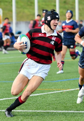 報徳－常翔学園　後半、トライを決める報徳のＦＢ梅津
