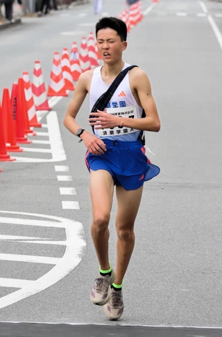 男子で連覇を逃し、３位でフィニッシュする須磨学園Ａのアンカー藪下殿傑＝西脇市