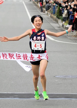 大会新記録で快勝した女子・長野東のアンカー本田結彩＝西脇市