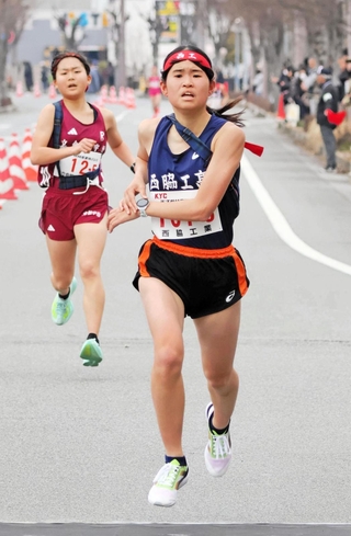女子・西脇工アンカーの崎谷結芽（右）が１人を抜いて８位でフィニッシュ＝西脇市