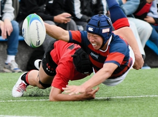 関学－京都工学院　前半、トライを阻まれる関学のＷＴＢ中山