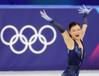 フィギュアスケート団体１日目、会心の演技を見せた坂本花織＝ミラノアイススケートアリーナ（撮影・吉澤敬太）