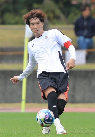 スキッベ新体制でアピールを狙うＪ１神戸の岩波＝１月２０日、沖縄・西原町民陸上競技場