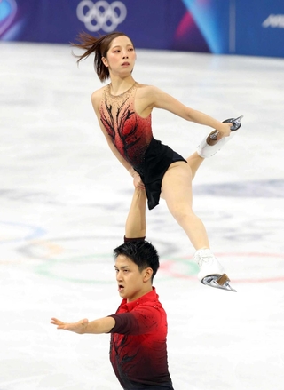 ミラノ・コルティナ冬季五輪のフィギュアスケート団体ペアＳＰで豪快なリフトを披露する三浦璃来（上）、木原龍一組＝６日、ミラノ（撮影・吉澤敬太）