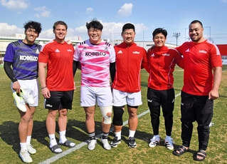 大学から神戸に加入した（左から）上ノ坊駿介、ニク・ヘンリク、富田陸、大下貴志、大町佳生、シオネ・ポルテレの６選手＝神戸市東灘区のチームグラウンド