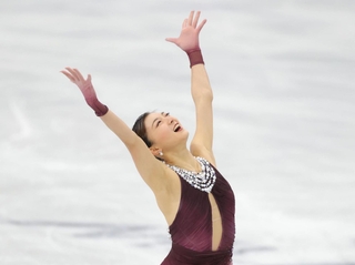 笑顔で演技する坂本花織＝ミラノアイススケートアリーナ（撮影・吉澤敬太）