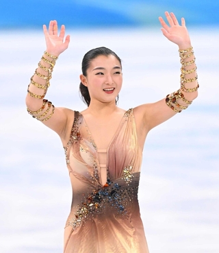 北京五輪で演技後に観客に応える坂本花織＝２０２２年２月、北京