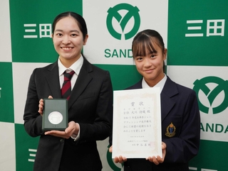 表敬訪問した西岡瞳さん（左）と大川詩織さん＝三田市役所