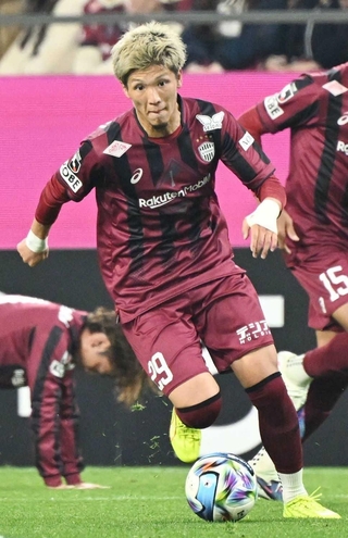 １３日の長崎戦で先発し、果敢にシュートを放った神戸の小松＝ノエビアスタジアム神戸