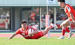 神戸-埼玉　前半、トライを決める神戸の松永＝２１日午後、神戸市須磨区緑台、ユニバー記念競技場（撮影・風斗雅博）