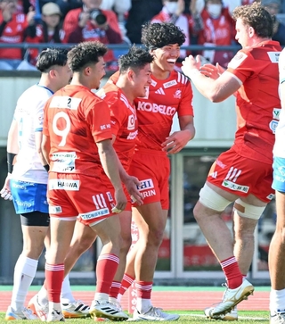 神戸-埼玉　前半、トライを決めた神戸の松永（左から３人目）と喜び合う選手たち＝２１日午後、神戸市須磨区緑台、ユニバー記念競技場（撮影・風斗雅博）
