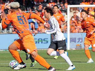 清水－神戸　古巣戦で神戸に移籍後初先発した乾（中央）＝静岡市、ＩＡＩ日本平スタジアム