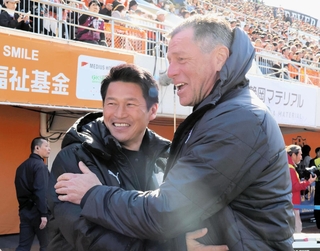 古巣戦を前に抱擁する清水の吉田監督（左）と神戸のスキッベ監督＝静岡市、ＩＡＩ日本平スタジアム