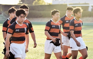 関学－常翔学園　肩を落とし、グラウンドを去る関学の選手