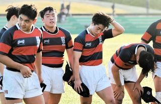 関学－常翔学園　肩を落とし、グラウンドを去る関学の選手