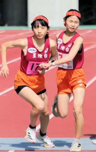 女子・星陵台の４区平野心結（右）からたすきを受けて走り出すアンカー池内珠優