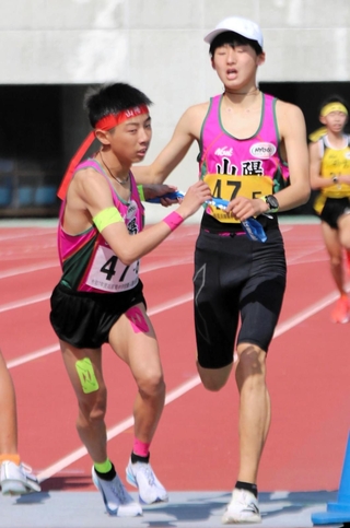 男子・山陽の５区篠藤幸太（右）からアンカー愛下倖生にたすきが渡る