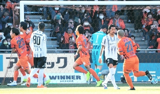 清水－神戸　後半１０分、ＰＫで先制点を許し、うなだれる神戸の井手口（右から２人目）ら（撮影・井川朋宏）