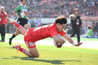 神戸－埼玉　後半、独走してトライを決める神戸の植田（撮影・風斗雅博）