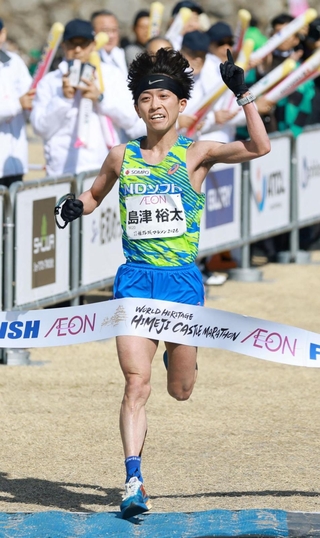 男子トップでフィニッシュする島津裕太（撮影・丸山桃奈）