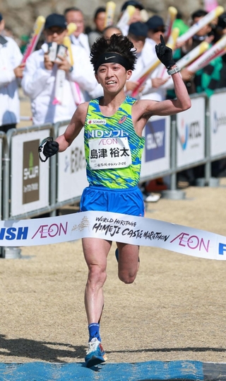 男子トップでフィニッシュする島津裕太＝（撮影・丸山桃奈）