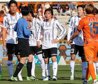 古巣の清水戦で移籍後先発デビューも、山川（左端）の退場に伴い交代となった神戸の乾（中央）＝２１日、ＩＡＩスタジアム日本平