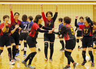 決勝・上甲子園－川西Ｐｕｒｅｓ　第１セット、得点を喜ぶ上甲子園の選手たち