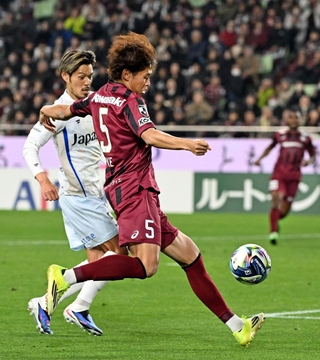 Ｊ１長崎戦でシュートを狙う神戸の郷家（中央）。左は長崎の山口＝ノエビアスタジアム神戸