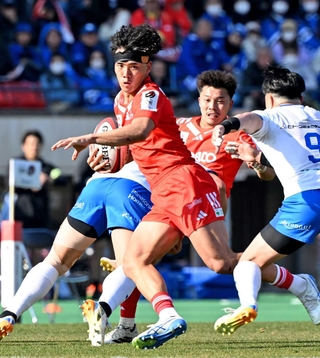 埼玉戦で華麗なステップを見せ、相手をほんろうする神戸の上ノ坊駿介＝２１日、ユニバー記念競技場