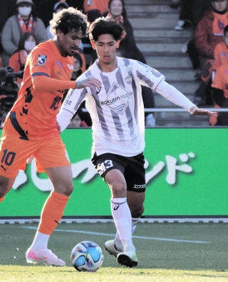 清水戦の終盤から出場し、Ｊ１初舞台を踏んだ神戸の山田（右）＝２月２１日、ＩＡＩスタジアム日本平