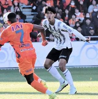 清水戦の終盤から出場し、Ｊ１初舞台を踏んだ神戸の山田（右）＝２月２１日、ＩＡＩスタジアム日本平