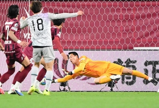 神戸-福岡　前半、福岡・佐藤（１８）のシュートを防ぐ神戸・前川＝ノエビアスタジアム神戸（撮影・中西幸大）