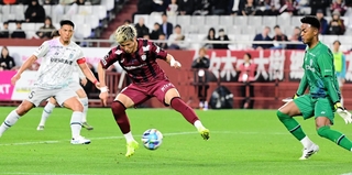 神戸-福岡　後半、佐々木のクロスに合わせ追加点を決める神戸・小松（中）＝撮影・中西幸大