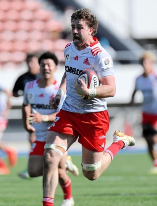浦安-神戸　後半１０分、この試合で自身２トライ目決める神戸のコストリー＝東京・駒沢陸上競技場©　ＫＯＢＥ　ＳＴＥＥＬ，　ＬＴＤ．