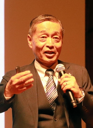 効果的な声かけについて語った日本ペップトーク普及協会代表理事の岩崎由純さん＝神戸市中央区