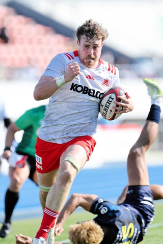 浦安－神戸　後半３０分、相手を振り切ってトライする神戸のコストリー（（Ｃ）ＫＯＢＥＳＴＥＥＬ，ＬＴＤ．）