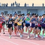 一斉にスタートする男子の選手＝１日午前、三木市志染町三津田、三木総合防災公園（撮影・斎藤雅志）