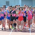 一斉にスタートする女子の選手＝１日午前、三木市志染町三津田、三木総合防災公園（撮影・斎藤雅志）