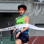 男子１位でフィニッシュテープを切る加古川の新妻遼己＝１日午前、三木市志染町三津田、三木総合防災公園（撮影・斎藤雅志）